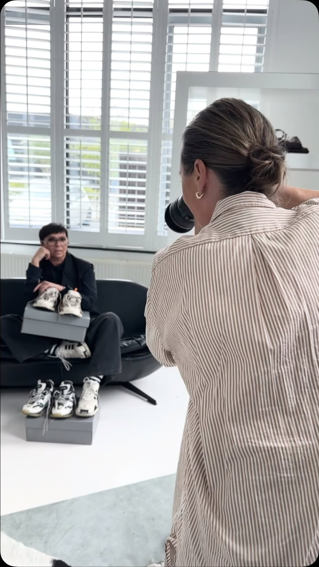 Bij deze verklap ik op welke sneakers ik verliefd ben…. Het zijn de Balenciaga-sneakers. En daarvan is mijn favoriet: degene die samen is ontwikkeld met Adidas. Deze zwart-witte sneaker is echt mijn must-have. Waarom? Hij zit niet alleen lekker maar is ook hét ultieme stoere fashion statement… Wil je meer lezen….. ga naar DYANNE GUIDE. ♡  www.dyanne.nl